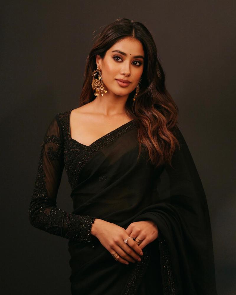 janhvi-kapoor-black-saree-photos